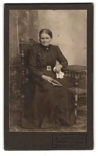 Fotografie G. Leineweber, Hannover-Stöcken, Stöckenerstrasse 3, Portrait ältere Dame im Kleid mit Heft