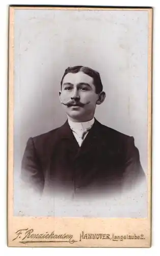 Fotografie F. Renziehausen, Hannover, Langelaube 2, Portrait eleganter Herr mit Zwirbelbart