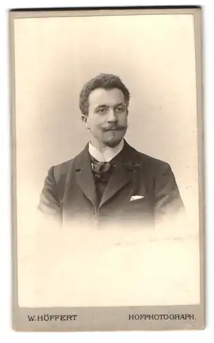 Fotografie W. Höffert, Bonn a. Rh., Portrait elegant gekleideter Herr mit Bart