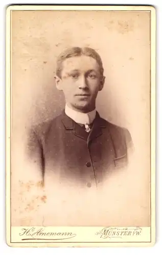 Fotografie H. Arnemann, Münster i /W., Frauenstrasse 1, Portrait junger Herr im Anzug