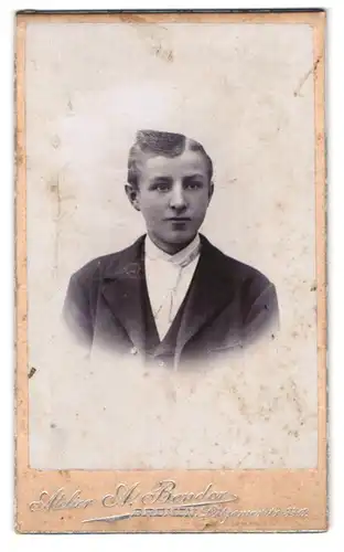 Fotografie A. Bender, Bremen, Lützowerstrasse 33 a, Portrait junger Herr im Anzug mit Krawatte