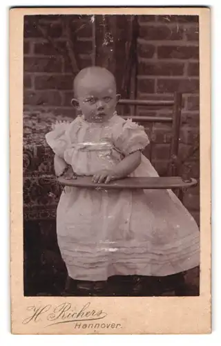 Fotografie H. Richers, Hannover, Cellerstrasse 146, Portrait süsses Kleinkind im hübschen Kleid