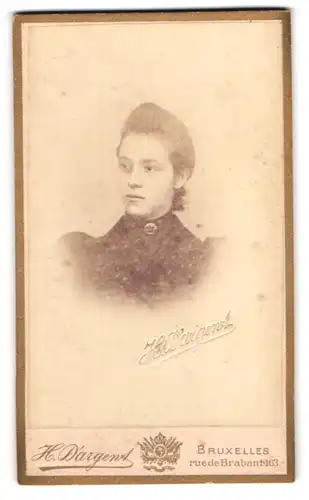 Fotografie H. D`argent, Bruxelles, 163, Rue de Brabant, 163, Portrait junge Dame mit Kragenbrosche