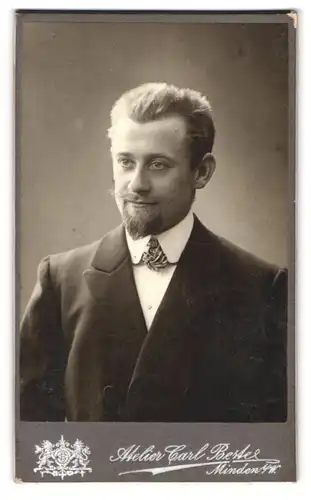 Fotografie Carl Beste, Minden, Bäckerstrasse, Portrait eleganger Herr mit Hanri Quatre