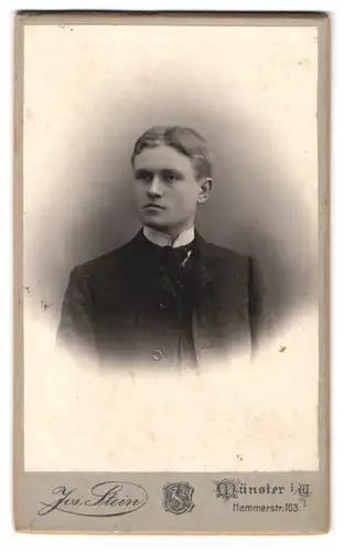 Fotografie Jos. Stein, Münster i. W., Hammerstrase 103, Portrait junger Herr im Anzug mit Krawatte