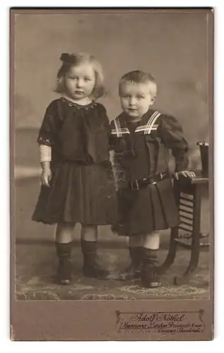 Fotografie Adolf Nöthel, Hannover-Linden, Deisterstrasse 1, Portrait Kinderpaar in zeitgenössischer Kleidung