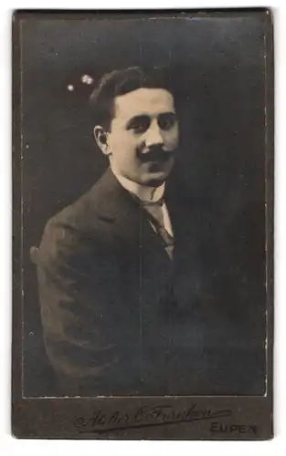 Fotografie C. Franken, Eupen, Portrait eleganter Herr mit Moustache