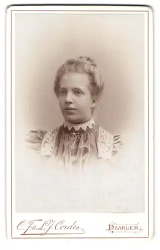 Fotografie C. F. & L. J. Cordes, Haarlem, Groote Houtstraat 84, Portrait junge Dame im Kleid mit Spitzenbesatz