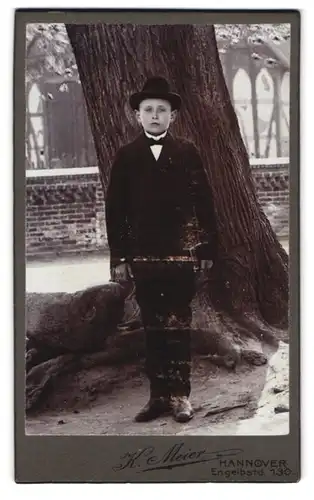 Fotografie K. Meier, Hannover, Engelbstd. 130, Portrait hübscher Knabe im Anzug mit Fliege