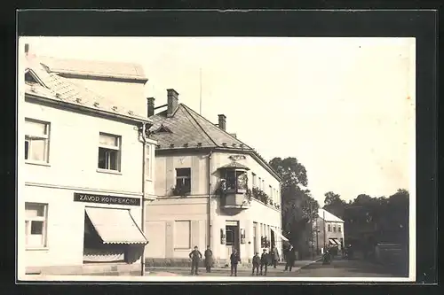 AK Lomnice nad Pop., Zavod Konfekcni, Männer auf der Strasse