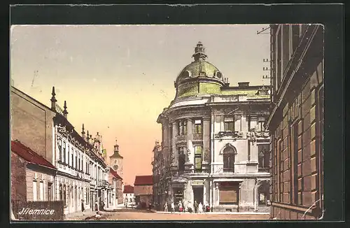 AK Jilemnice, Strassenpartie im Ort im Abendlicht