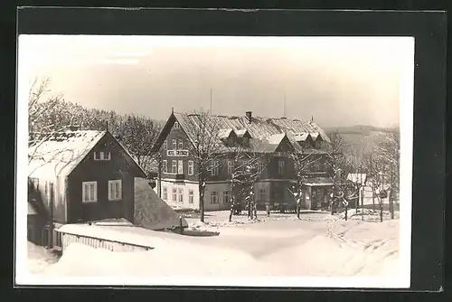 AK Harrachsdorf, Hotel Erlebach in verschneiter Landschaft