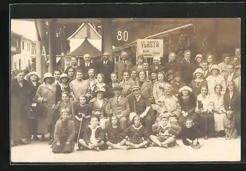 Foto-AK Lazne Luhacovice, Vlasta, Gruppenfoto vor Gasthaus