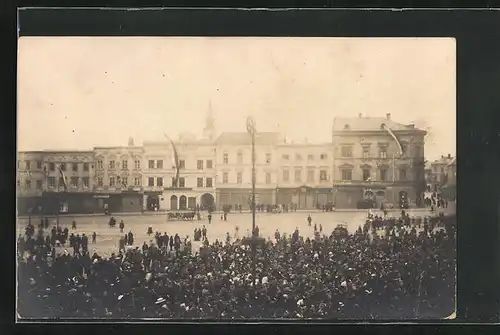 Foto-AK Kromeriz, Namesti, Menschenmenge auf Marktplatz