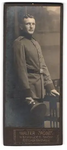 Fotografie Walter Jaeger, Bischofswerda, Portrait Soladt in Uniform Rgt. 103 mit Schirmmütze