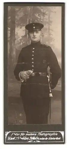 Fotografie Curt Schröder, Döbeln, Portrait sächsischer Soldat in schwarzer Uniform mit Bajonett und Portepee