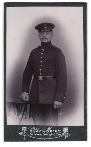Fotografie Otto Meier, Dippoldiswalde, Portrait Soldat in Uniform mit Bajonett