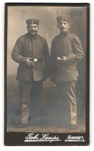 Fotografie Gebr. Lampe, Hannover, Humboldstr. 2, Portrait zwei Soldaten in Feldgrau Uniform mit Krätzschen