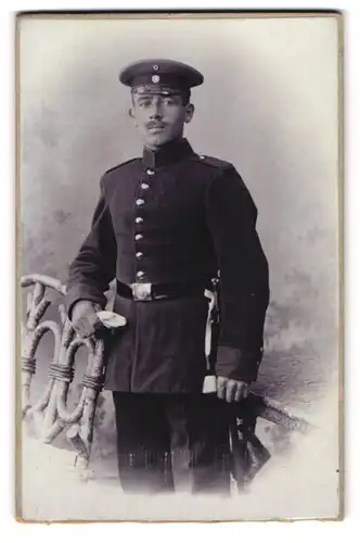 Fotografie Carl Krämer, Strassburg i. E., Portrait Soldat in Uniform mit Bajonett und Portepee