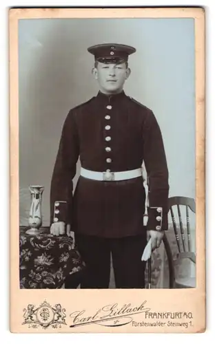 Fotografie Carl Lillack, Frankfurt a. O., Fürstenwalder Steinweg 1, Portrait junger Soldat in Uniform mit Bajonett