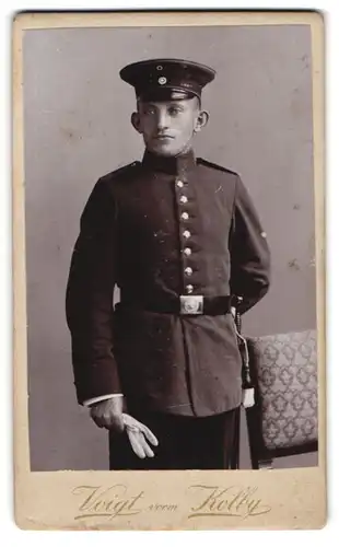 Fotografie Max Voigtm, Zwickau, Äussere Plauenschestr. 17, Portrait sächischer Soldat in Uniform mit Bajonett