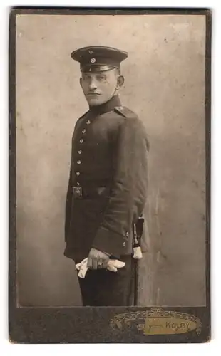 Fotografie Max Voigt, Zwickau, Äussere Plauenschestr. 17, Portrait sächsischer Soldat in Uniform Rgt. 133 mit Bajonett