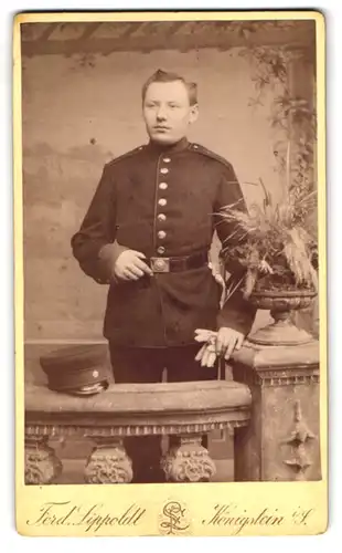 Fotografie Ferd. Lippoldt, Königstein i. S., Portrait Soldat in Uniform mit Schirmmütze