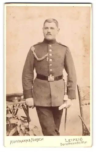 Fotografie Hoffmann & Jursch, Leipzig, Dorotheenstr. 10, Portrait Soldat in Uniform mit Schützenschnur und Bajonett