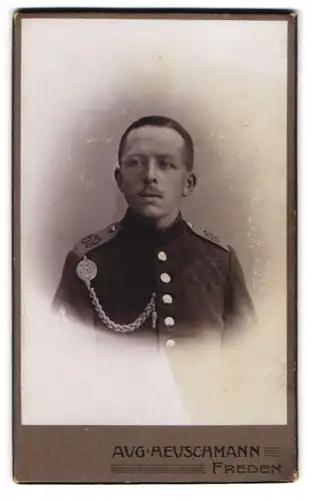 Fotografie Aug. Heuschmann, Freden, Portrait Soldat in Uniform Rgt. 69 mit Schützenschnur