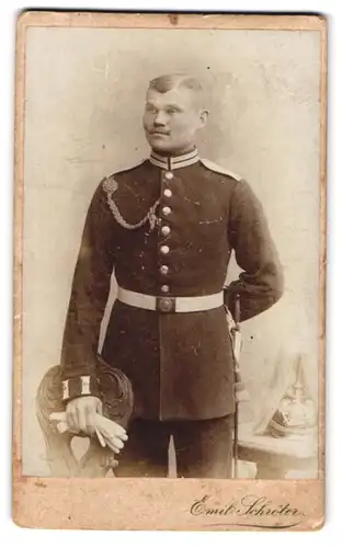 Fotografie Emil Schröter, Potsdam, Schloss-Str. 1, Portrait Soldat in Gardeuniform mit Pickelhaube und Schützenschnur