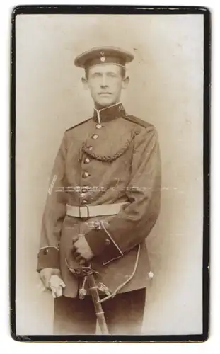 Fotografie unbekannter Fotograf und Ort, Portrait Soldat in Uniform mit Säbel und Schützenschnur
