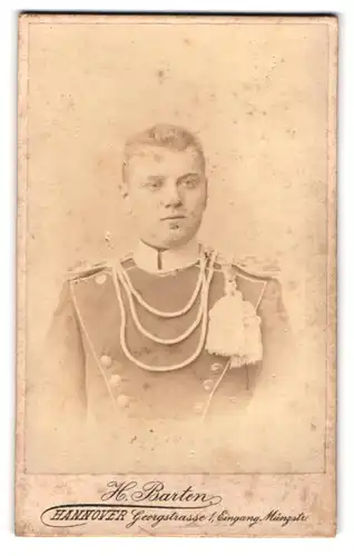 Fotografie H. Barten, Hannover, Georgstr.1, Portrait Chevauleger in Uniform mit Schützenschnur und Epauletten