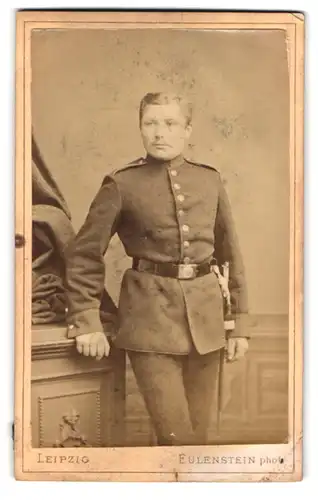 Fotografie Eulenstein, Leipzig, Zeitzerstr. 34, Portrait sächsischer Soldat in Uniform mit Bajonett