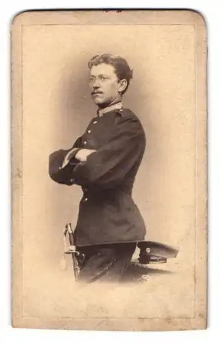Fotografie Wilhelm Loeber, Dresden, Haupstr. 19, Portrait sächsischer Uffz. in Uniform mit Säbel