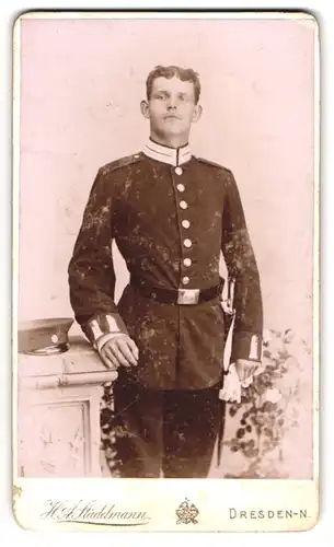 Fotografie H. A. Stadelmann, Dresden, Portrait Soldat in Gardeuniform mit Bajonett und Portepee