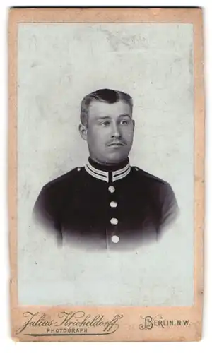 Fotografie Julius Kricheldorff, Berlin, Karl-Str. 26, Portrait junger Soldat in Gardeuniform mit Moustache