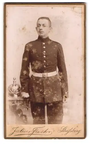 Fotografie Julius Fuchs, Strassburg i. E., Schreiberstubgasse 6, Portrait Soldat in Uniform mit Artillerie Pickelhaube