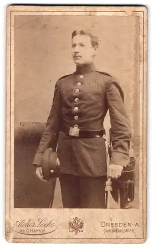 Fotografie Atelier Locke, Dresden, Ggewandhausstr. 4, Portrait sächsischer Soldat in Uniform mit Bajonett