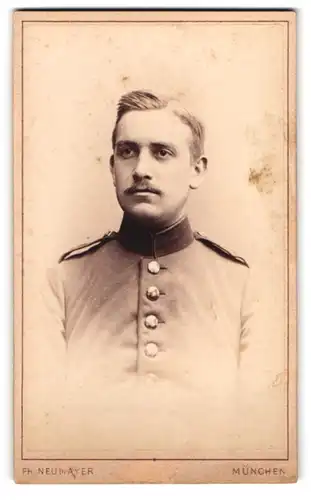 Fotografie Fr. Neumayer, München, Neuhauserstr. 29, Portrait Soldat in Uniform mit Moustache