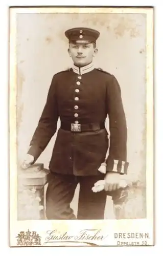 Fotografie Gustav Fischer, Dresden, Oppelstr. 52, Portrait sächsischer Soldat in Gardeuniform