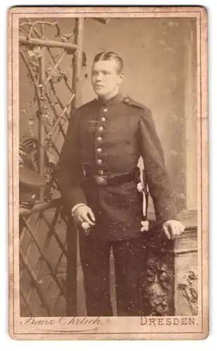 Fotografie Franz Ehrlich, Dresden, Königsbrückerstr. 50, Portrait junger Soldat in Uniform mit Bajonett