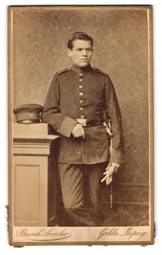 Fotografie Bernh. Sander, Leipzig, Portrait junger sächsischer Soldat in Uniform mit Bajonett und Portepee