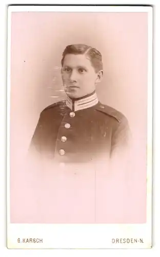 Fotografie G. Karsch, Dresden, Meissenerstr. 17, Portrait junger sächsischer Soldat in Gardeuniform