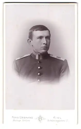 Fotografie Ferd. Urbahns, Kiel, Schlossgarten 17, Portrait Einjährig-Freiwilliger Uffz. in Uniform Rgt. 85