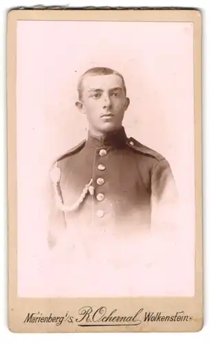 Fotografie R. Ochermal, Marienberg i. S., Ratsgasse 35, Portrait junger Soldat in Uniform mit Schützenschnur