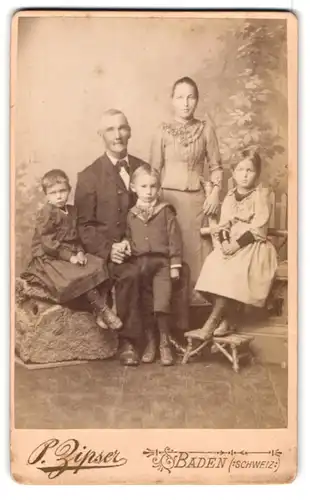 Fotografie P. Zipser, Baden / Schweiz, Portrait Mutter und Vater mit ihren drei Kindern im Atelier, Mutterglück