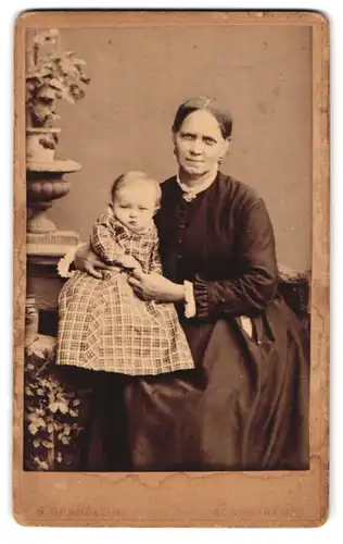 Fotografie Gebr. Brändlein, Schweinfurt, Portrait Mutter mit ihrer kleinen Tochter im karierten Kleidchen, Mutterglück