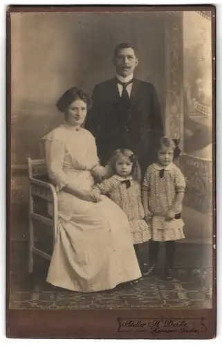 Fotografie H. Deike, Hannover-Linden, Portrait Mutter und Vater mit zwei niedlichen Töchtern im Atelier, Mutterglück