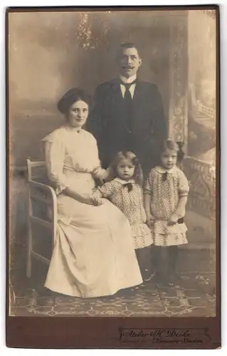 Fotografie H. Deike, Hannover-Linden, Portrait Eltern mit ihren niedlichen Töchtern in Pünktchenkleidern, Mutterglück