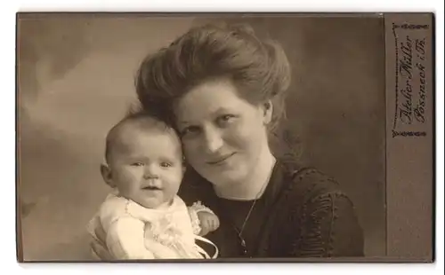 Fotografie Müller, Pössneck i. Th., Portrait Mutter präsentiert stolz ihr Neugeborenes, Mutterglück